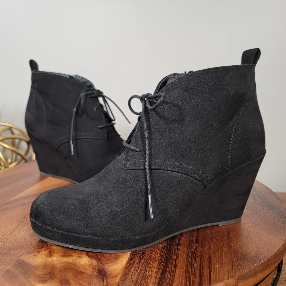 DV Dolce Vita Black Wedge Ankle Boots Women's Size 8 Faux Suede Lace Up Comfy